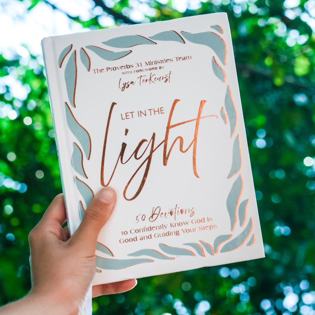 Let In the Light: 50 Devotions to Confidently Know God Is Good and Guiding Your Steps – A Daily Devotional for Advent and Christmas