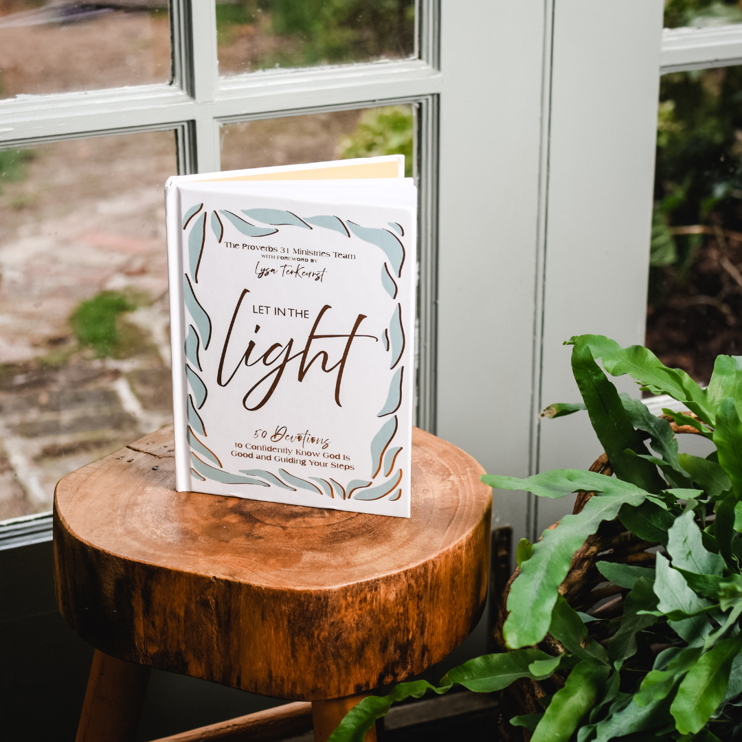 Let In the Light: 50 Devotions to Confidently Know God Is Good and Guiding Your Steps – A Daily Devotional for Advent and Christmas