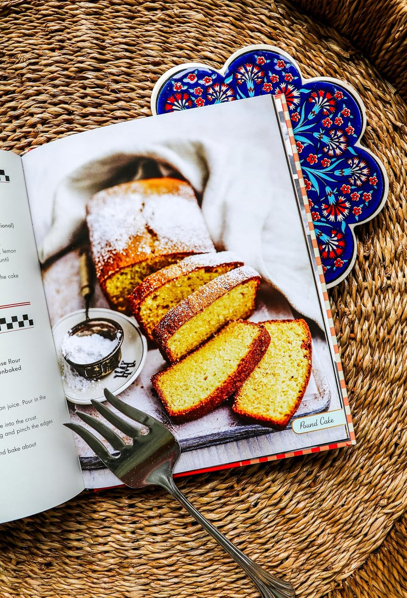 The Elvis Presley Cookbook: Fun Facts and Simple Southern Comfort Recipes Fit for a King