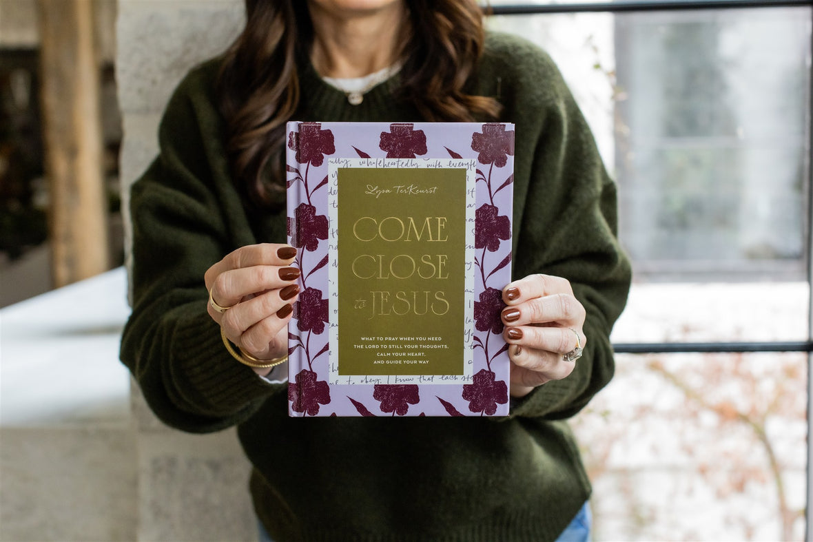 Come Close to Jesus: What to Pray When You Need the Lord to Still Your Thoughts, Calm Your Heart, and Guide Your Way (50 Devotional Prayers)