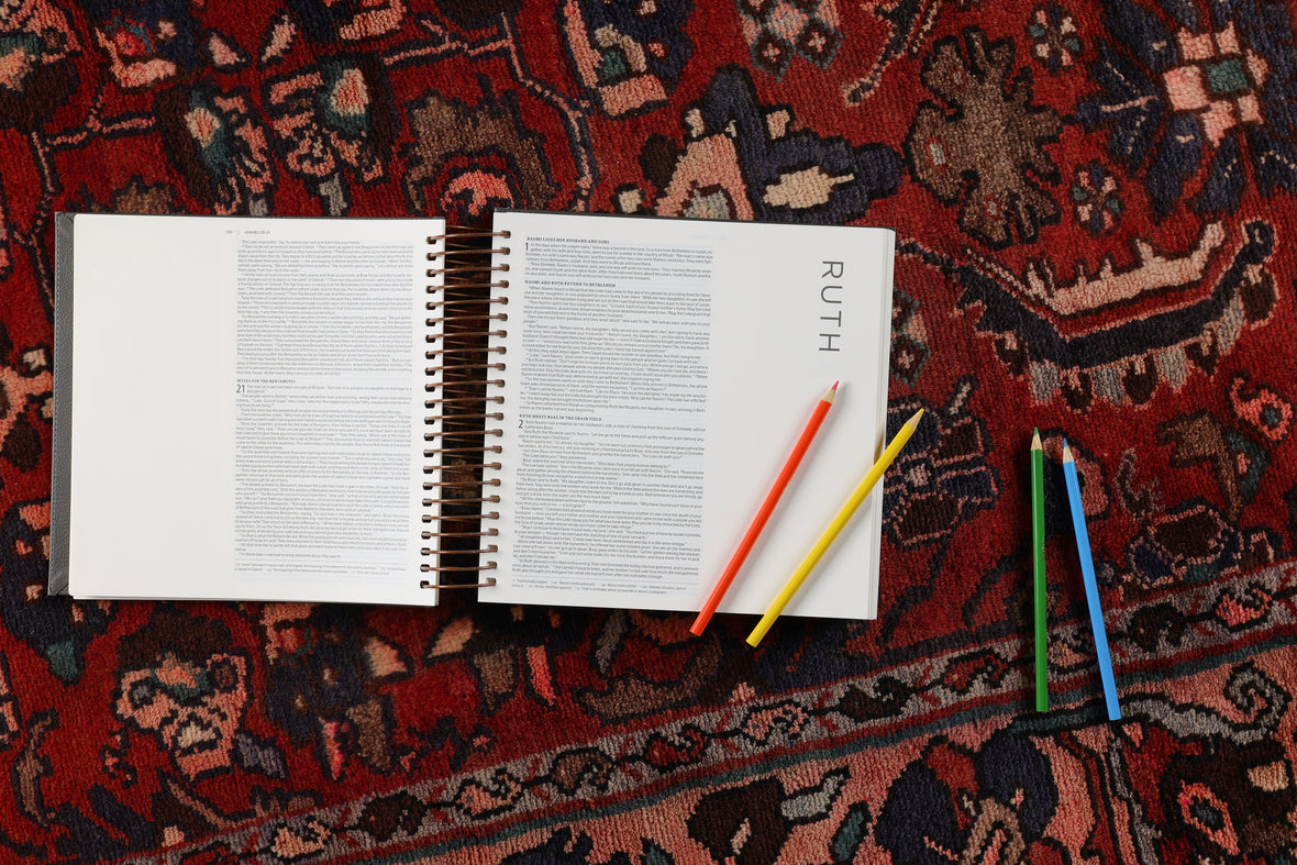 NIV, Spiral-bound Illustrating Bible, Leathersoft Spiral, Dark Gray: Draw, Write, and Reflect Your Way Through Scripture