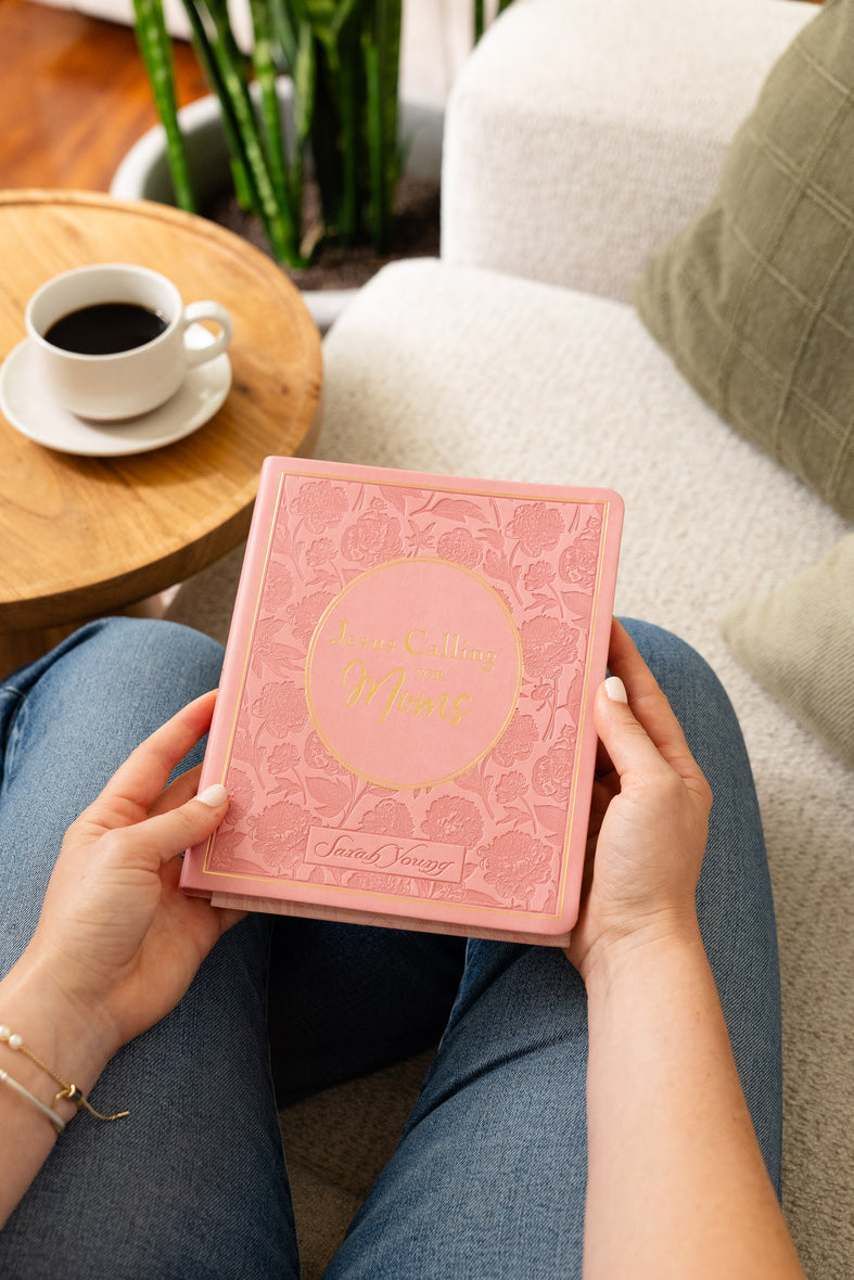 Jesus Calling for Moms, Pink Leathersoft: Devotions for Strength, Comfort, and Encouragement (A 50-Day Devotional)