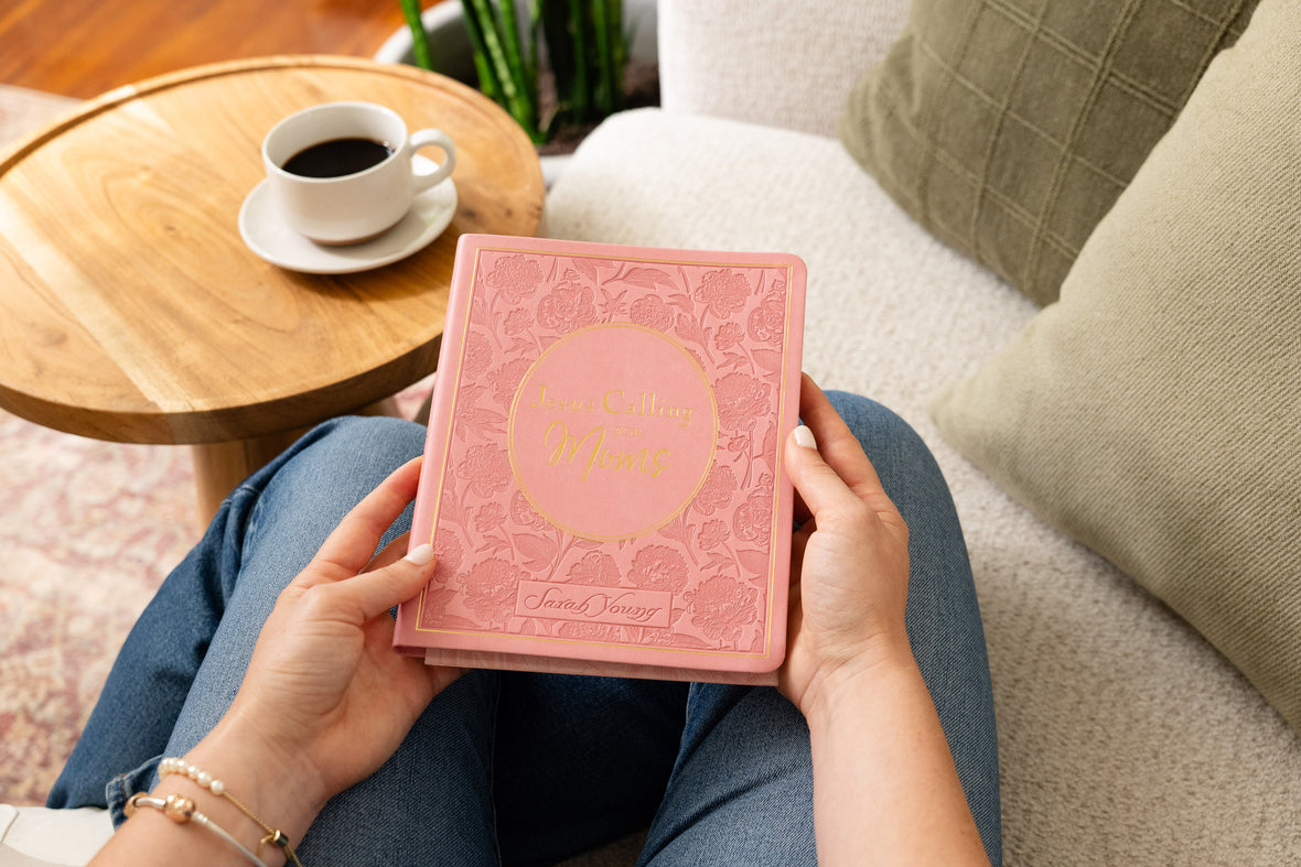 Jesus Calling for Moms, Pink Leathersoft: Devotions for Strength, Comfort, and Encouragement (A 50-Day Devotional)