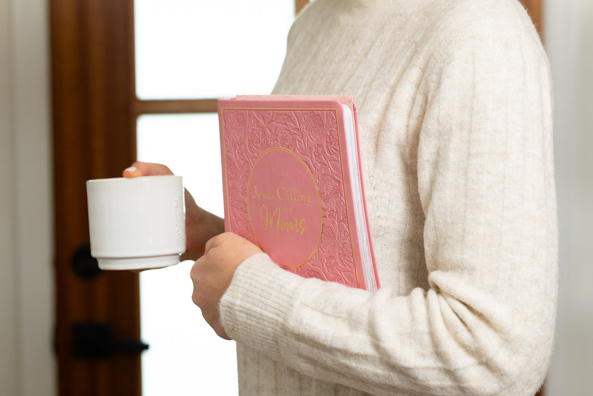 Jesus Calling for Moms, Pink Leathersoft: Devotions for Strength, Comfort, and Encouragement (A 50-Day Devotional)