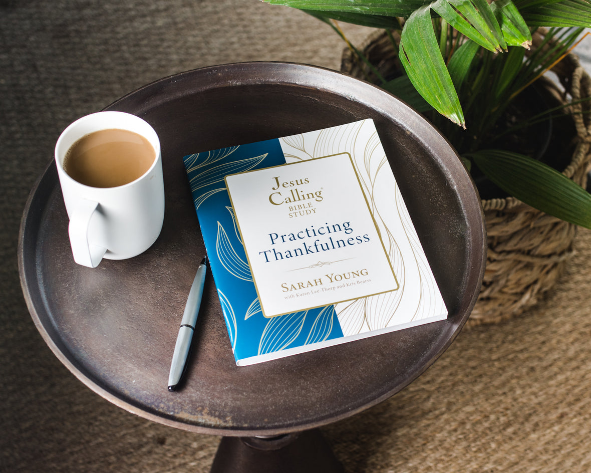 Jesus Calling: Practicing Thankfulness Study Guide + Commemorative Edition (Standard Bundle)