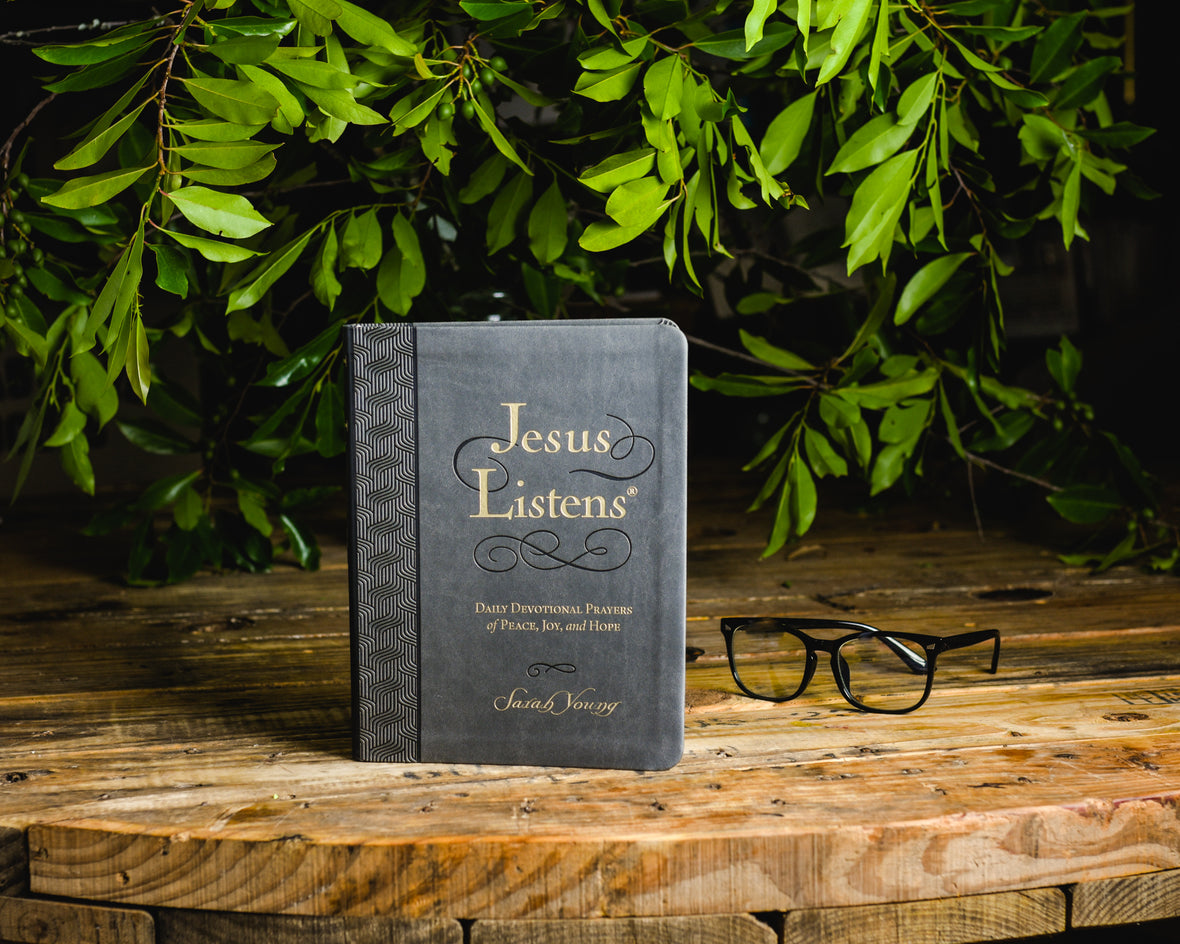 Jesus Listens, Large Text Leathersoft, Charcoal, with Full Scriptures: Daily Devotional Prayers of Peace, Joy, and Hope (A 365-Day Devotional) – The Perfect Christian Christmas Gift