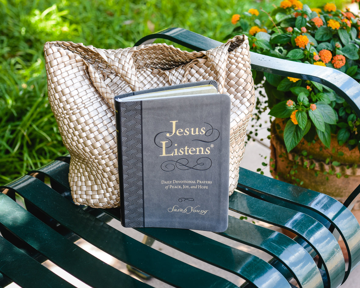 Jesus Listens, Large Text Leathersoft, Charcoal, with Full Scriptures: Daily Devotional Prayers of Peace, Joy, and Hope (A 365-Day Devotional) – The Perfect Christian Christmas Gift