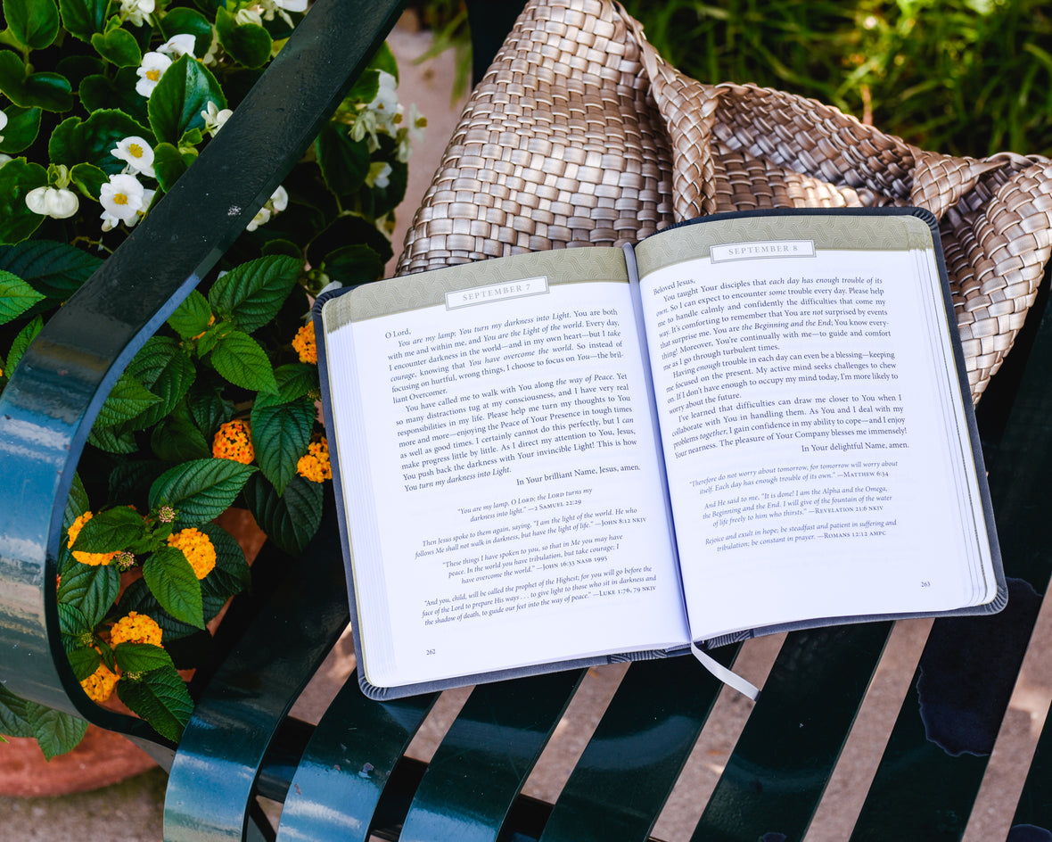 Jesus Listens, Large Text Leathersoft, Charcoal, with Full Scriptures: Daily Devotional Prayers of Peace, Joy, and Hope (A 365-Day Devotional) – The Perfect Christian Christmas Gift