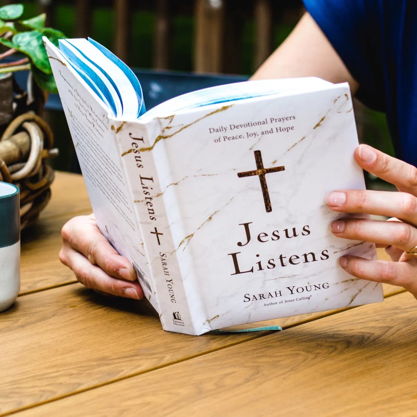 Jesus Listens: Daily Devotional Prayers of Peace, Joy, and Hope 