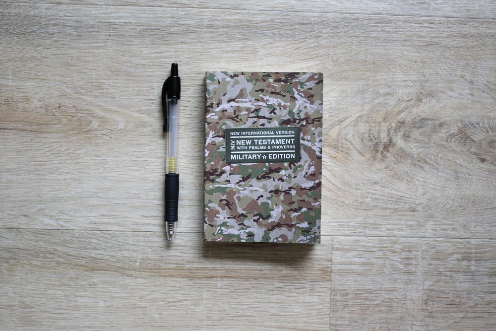 NIV, New Testament with Psalms and Proverbs, Military Edition, Compact, Paperback, Military Camo, Comfort Print