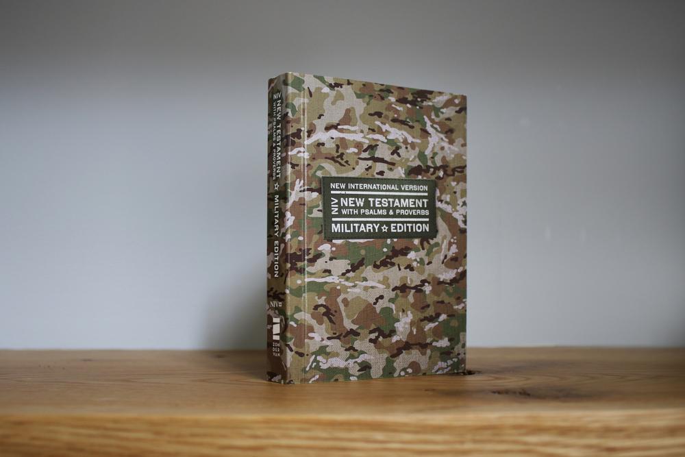 NIV, New Testament with Psalms and Proverbs, Military Edition, Compact, Paperback, Military Camo, Comfort Print