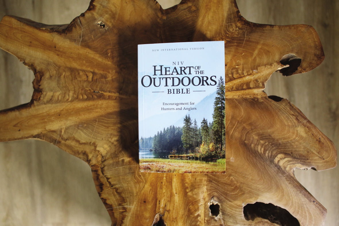 NIV, Heart of the Outdoors Bible, Paperback, Comfort Print: Encouragement for Hunters and Anglers