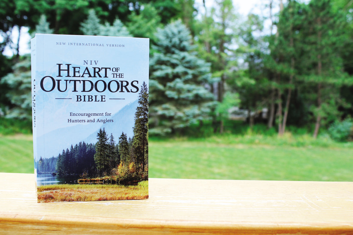 NIV, Heart of the Outdoors Bible, Paperback, Comfort Print: Encouragement for Hunters and Anglers