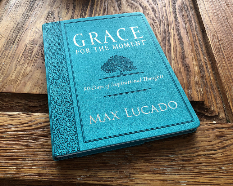 Grace for the Moment 90-Day Devotional, Large Print: 90 Days of Inspirational Thoughts