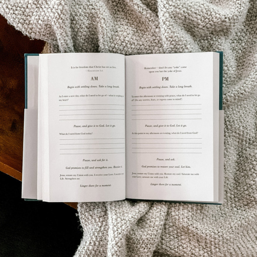 The One Minute Pause Journal: A Daily Invitation to Slow Down, Stop, a ...